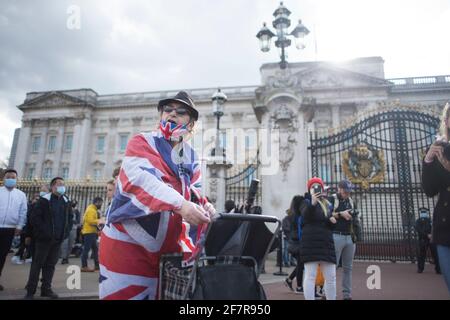 LONDON, UK. APRIL 9TH:   after Prince Philip death announcement at Buckingham Palace, London on Friday 9th April 2021. (Credit: Federico Maranesi) Stock Photo