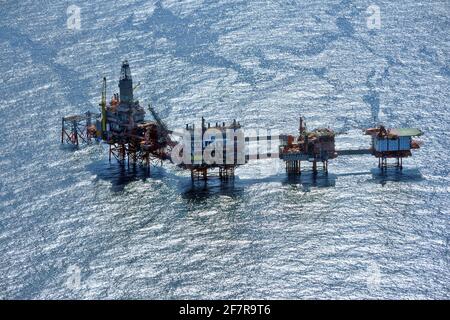 Ekofisk Oelfeld, Foerdertuerme. Nordsee. Luftbild. Ekofisk ist ein Öl- und Gasfeld auf dem Kontinentalschelf Norwegens in der zentralen Nordsee. Stock Photo