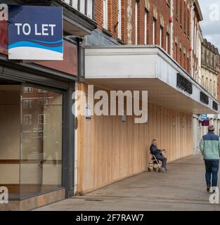 Salisbury, Wiltshire, England, UK. 2021. Store to let and a larger store boarded up, victim to the Coronavirus pandemic and now closed down. Stock Photo