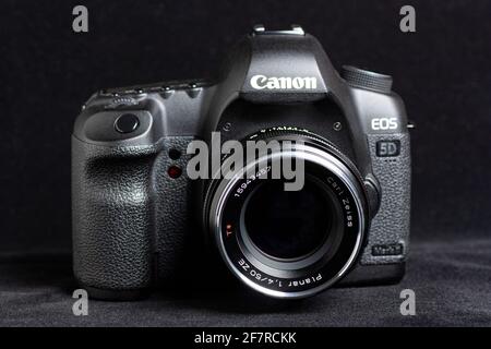 Moscow, Russia April 09,2021 Canon EOS 5D Mark II with Camera lens Carl Zeiss. Stock Photo
