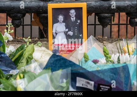 London, UK. 9th Apr, 2021. HRH Prince Philip, the Duke of Edinburgh, has just died at Windsor Castle. People lay floral tributes, and the flag is lowered to half mast, at Buckingham Palace. Credit: Guy Bell/Alamy Live News Stock Photo