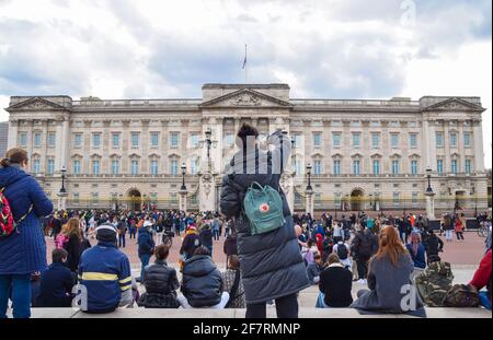 London, United Kingdom. 9th April 2021. Crowds gather outside Buckingham Palace in tribute to Prince Philip. The Duke of Edinburgh died today, aged 99. Credit: Vuk Valcic/Alamy Live News Stock Photo
