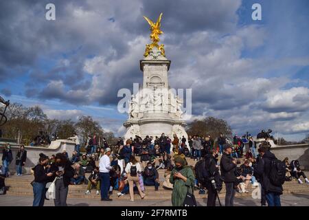 London, United Kingdom. 9th April 2021. Crowds gather around the Victoria Memorial outside Buckingham Palace. Prince Philip, the Duke of Edinburgh died today, aged 99. Credit: Vuk Valcic/Alamy Live News Stock Photo