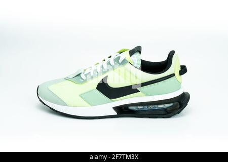 bereik Koppeling Snel MONTERREY, MEXICO - Mar 29, 2021: Nike Air Max Pre-Day footwear in Liquid  Lime color, design with sustainable and recycled materials on a white  backgr Stock Photo - Alamy