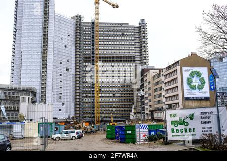 03.02.2021, Essen, Nordrhein-Westfalen, Deutschland - Die ehemalige Konzernzentrale der RWE AG wird Stockwerk fuer Stockwerk abgerissen, ebenso viele Stock Photo
