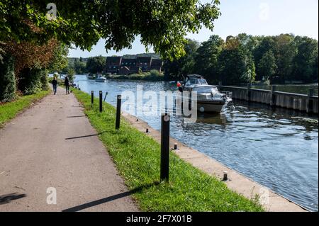 River cruisers approaching Temple Lock, between Hurley and Marlow on the River Thames in Buckinghamshire, Britain. Stock Photo