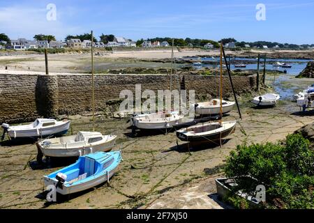 Frankreich, Piriac-sur-Mer, 08.07.2020: kleine Motor- und Segelboote auf dem Trockenen bei Ebbe im Hafen von Lerat in Piriac-sur-Mer an der franzoesis Stock Photo