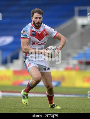 Alex Walmsley (8) of St Helens runs with the ball in St Helens, UK on 4/10/2021. (Photo by Simon Whitehead/News Images/Sipa USA) Stock Photo