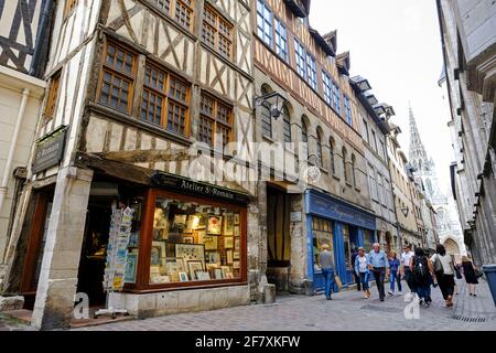 Frankreich, Normandie, Rouen, 27.07.2019: alte Geschaefte in Fachwerkhaeusern in der Rue du Gros Horloge in der Altstadt von Rouen, die zur Kathedrale Stock Photo