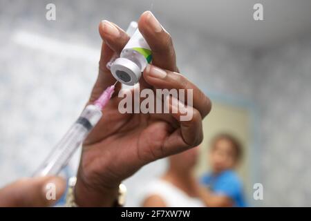 salvador, bahia / brazil - january 14, 2019: nurse's hand holds syringe as H1N1 grip vaccine at a medical clinic in Salvador. *** Local Caption ***  . Stock Photo