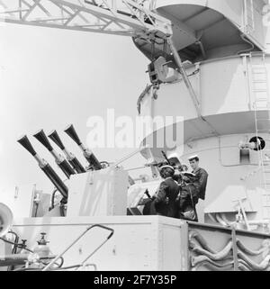 Marvas visits the 1954 fleet week in Rotterdam. They are on board HR. Ms. Karel Doorman (1953-1975), where they look at an Oerlikon Mitrailleur. Part of object series AVDKM 540191 to 540201. Stock Photo