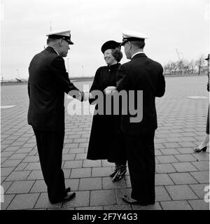 Visit HM Koningin Beatrix (with hat) at the Marinekazerne Willemsoord (MKWD) in Den Helder in March 1989. On the right of the back View vice-admiral J.D.W. Van Renesse (1934-), commander of the naval power in the Netherlands from 1987-1990. Stock Photo