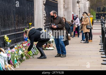 London, UK. 10th Apr, 2021. Crowds gather outside Buckingham Palace to lay floral tributes following the death of HRH The Prince Philip, Duke of Edinburgh Credit: Ian Davidson/Alamy Live News