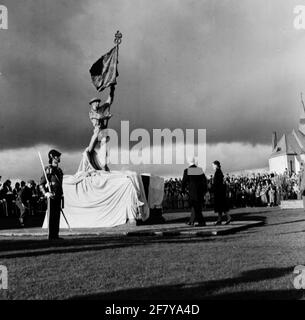 Unveiling of a monument to commemorate the Royal Dutch Brigade 'Princess Irene' by Princess Irene, in the presence of Minister of Defense Ir. C. Staff, Mrs. A. de Ruyter van Steveninck and Jhr. F. Beelaerts van Blokland, Tilburg. Stock Photo