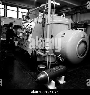 Course underwater welding at the dive and dismantling group, mine service Den Helder. Instructors outside the pressure tank. Stock Photo