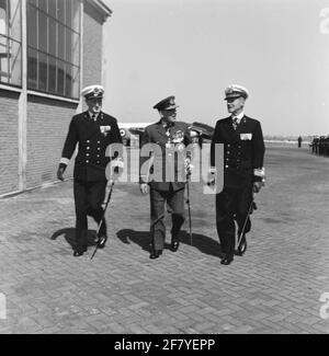 Reception in 1957 of the Air Officer Commanding-in-Chief of the Royal Air Force (RAF) Coastal Command Air Marshall Sir Brian V. Reynolds (1902-1965, Middle) at the MarineLiegkamp de Kooy (MVKK) by the commander of naval power in the Netherlands (Czmned) schout-at-night GB Fortuyn (1907-1972, right front). Stock Photo