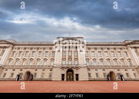 Dark clouds forming over Buckingham Palace, London, England Stock Photo