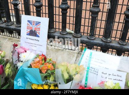 London, UK, April 10th 2021. People queued up to lay flowers outside the gates of Buckingham palace to pay their respects and remember HRH Prince Philip who died on Friday aged 99. Monica Wells/Alamy Live News