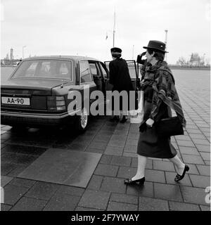 Departure by hof car from HM Koningin Beatrix (near Autoportier) after a visit to the Marinekazerne Willemsoord (MKWD) in Den Helder in March 1989. Stock Photo