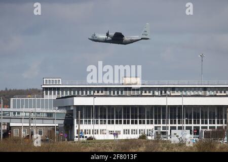 Scotland, Ayrshire, Prestwick, 09 April 2021 .  A USAF hercules takes off above Glasgow Prestwick Airport Stock Photo