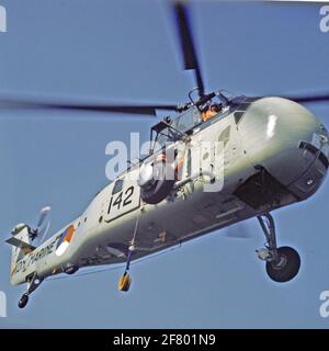 The Sikorsky HSS-1N (SH-34J, UH-34J) Subdue boat control helicopter 142 (1960-1972) Leave its hoist. Stock Photo