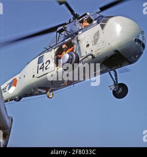 The Sikorsky HSS-1N (SH-34J, UH-34J) Subdue boat control helicopter 142 (1960-1972) Leave its hoist. Stock Photo