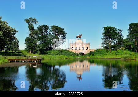 Chicago, Illinois, USA. The Ulysses S. Grant Memorial reflecting in the South Pond at Lincoln Park Zoo on a summer afternoon. Stock Photo