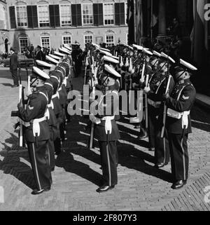 At the opening of a NATO conference, the honorary guard will be formed by the Marines Korps on the Binnenhof in The Hague. Soldier assistance upon arrival of an invited.