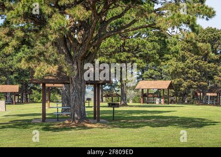 Picnic shelters at a rest area along Interstate 40 in Arkansas. (USA)