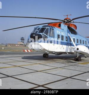 A Sikorsky S-61 helicopter of KLM for passenger transport to and from  production and drilling platforms on the North Sea at Marineliegkamp de  Kooy Stock Photo - Alamy