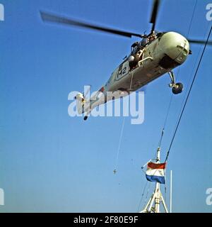 The Sikorsky HSS-1N (SH-34J, UH-34J) Subdue boat control helicopter 142 (1960-1972) Leave its hoist. Stock Photo