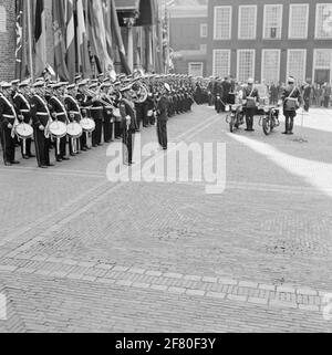 At the opening of a NATO conference, the honorary guard will be formed by the Marines Korps on the Binnenhof in The Hague. Soldier assistance upon arrival of an invited.