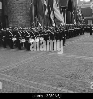 At the opening of a NATO conference, the honorary guard will be formed by the Marines Korps on the Binnenhof in The Hague. Soldier assistance upon arrival of an invited.