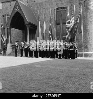 At the opening of a NATO conference, the honorary guard will be formed by the Marines Korps on the Binnenhof in The Hague. The honorary council stands in the posture after the order 'about gun.