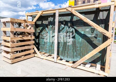 Samara, Russia - May 13, 2017: Sculptural composition of Russian singer, songwriter, poet and actor Vladimir Vysotsky by Sculptor Mikhail Shemyakin Stock Photo