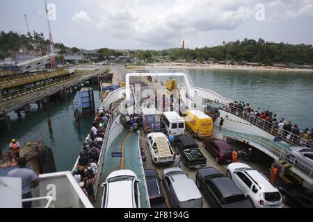 itaparica, bahia/brazil - October 22, 2019:  pessoas e veículos são vistos próximo a desembarcar do ferry boat Dorival Caymmi no terminal de Bom Despa Stock Photo