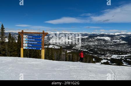 Woman entering Cowboys & Daisies (women's clothing store), Breckenridge,  Colorado USA Stock Photo - Alamy