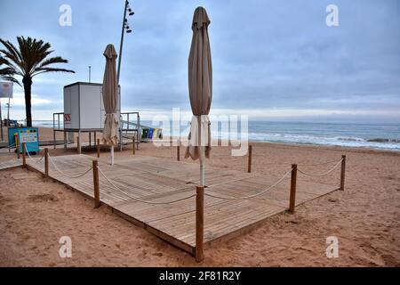 Calafell, Spain. 10th Apr, 2021. An empty and deserted terrace of a closed restaurant on the beach during the local confinement in Calafell. The Government of Catalonia once again orders the regional confinement due to the Covid-19 health crisis, reducing the mobility of people resulting to empty streets, beaches, restaurants, cafes and ice cream parlours being closed at 5:00 pm. Credit: SOPA Images Limited/Alamy Live News Stock Photo