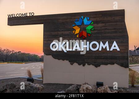 Welcome to Oklahoma sign at the Oklahoma Tourism Information Center along I-40 in Sallisaw, Oklahoma at sunset. (USA) Stock Photo