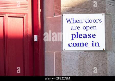 Please come in when doors are open sign Stock Photo