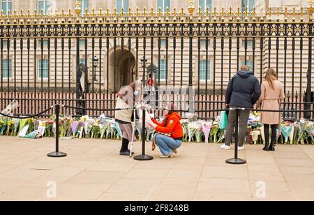 Buckingham Palace in London, Members of the Public laying flowers for the death of Prince Philip, The Duke of Edinburgh.  London, UK, 10th April 2021