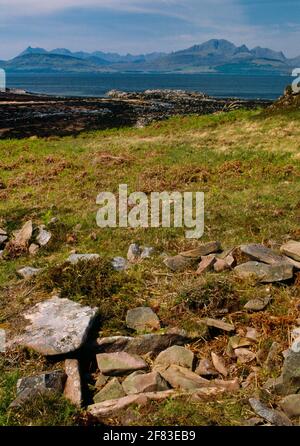 Inver Aulavaig (Sron Daraich N Cist) Bronze Age round cairn & burial cist, Isle of Skye, Scotland, UK, looking NW over Loch Eishort to Cuillin Hills. Stock Photo