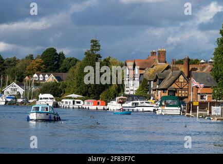 The River Bure, part of The Norfolk Broads National Park, at Picturesque Horning, with it Riverside Buildings, Horning, Norfolk, England, UK, Stock Photo