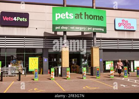Barry, Wales - March 2021: Exterior view of the entrance to a branch of Pets at Home in a retail park. Stock Photo