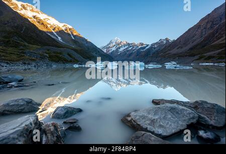 Mount Cook in morning light, sunrise, reflection in Hooker Lake with ice floes, Mount Cook National Park, Southern Alps, Hooker Valley, Canterbury Stock Photo