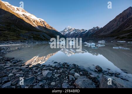 Mount Cook in morning light, sunrise, reflection in Hooker Lake with ice floes, Mount Cook National Park, Southern Alps, Hooker Valley, Canterbury Stock Photo
