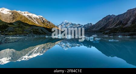 Mount Cook in morning light, sunrise, reflection in Hooker Lake with ice floes, panorama, Mount Cook National Park, Southern Alps, Hooker Valley Stock Photo