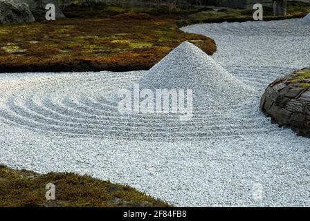 Gravel mound in Zen garden, Rinzai Zen school, stone circles, Kodai-ji temple, Kyoto, Japan Stock Photo