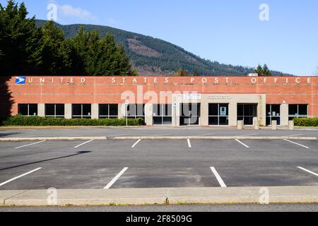 North Bend, WA, USA - April 11, 2021; The modern signle story brick facade building housing the United States Post Office in North Bend Washington Stock Photo