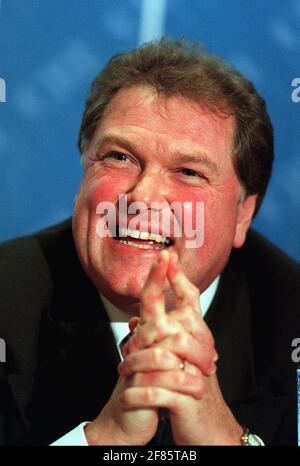 Digby Jones the new CBI Director General November1999being introduced by Sir Clive Thompson CBI President at a press conference at Centre Point the CBI HQ Stock Photo